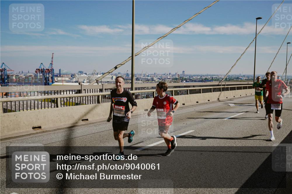 03.10.2025 - Köhlbrandbrückenlauf Michael Burmester http://msf.ph/oto/9040061 03.10.2025 12:20:51 Position 1  meine-sportfotos.de