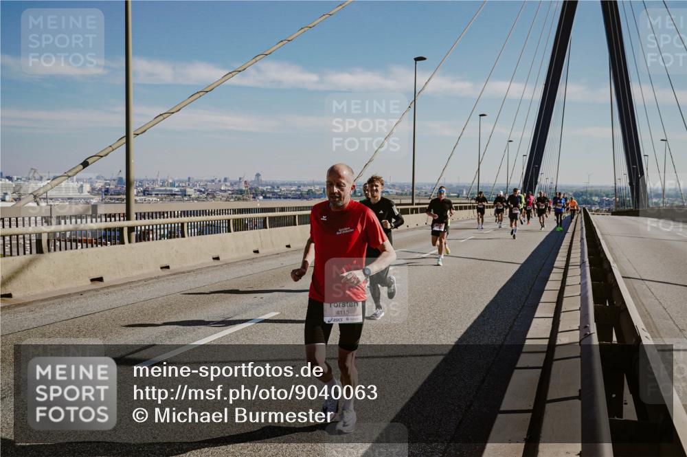 03.10.2025 - Köhlbrandbrückenlauf Michael Burmester http://msf.ph/oto/9040063 03.10.2025 12:20:52 Position 1 4115 meine-sportfotos.de