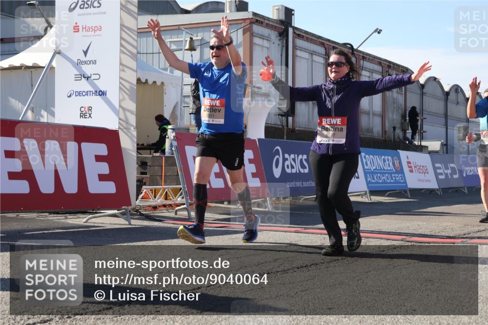 03.10.2025 - Köhlbrandbrückenlauf Luisa Fischer http://msf.ph/oto/9040064 03.10.2025 13:31:27 Ziel 5030, 5065, 5222, 5310, 5378, 5425, 5511, 5518, 5519, 5598, 6242, 6243, 6597, 6731 meine-sportfotos.de