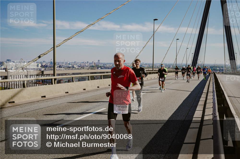 03.10.2025 - Köhlbrandbrückenlauf Michael Burmester http://msf.ph/oto/9040068 03.10.2025 12:20:52 Position 1 4115 meine-sportfotos.de