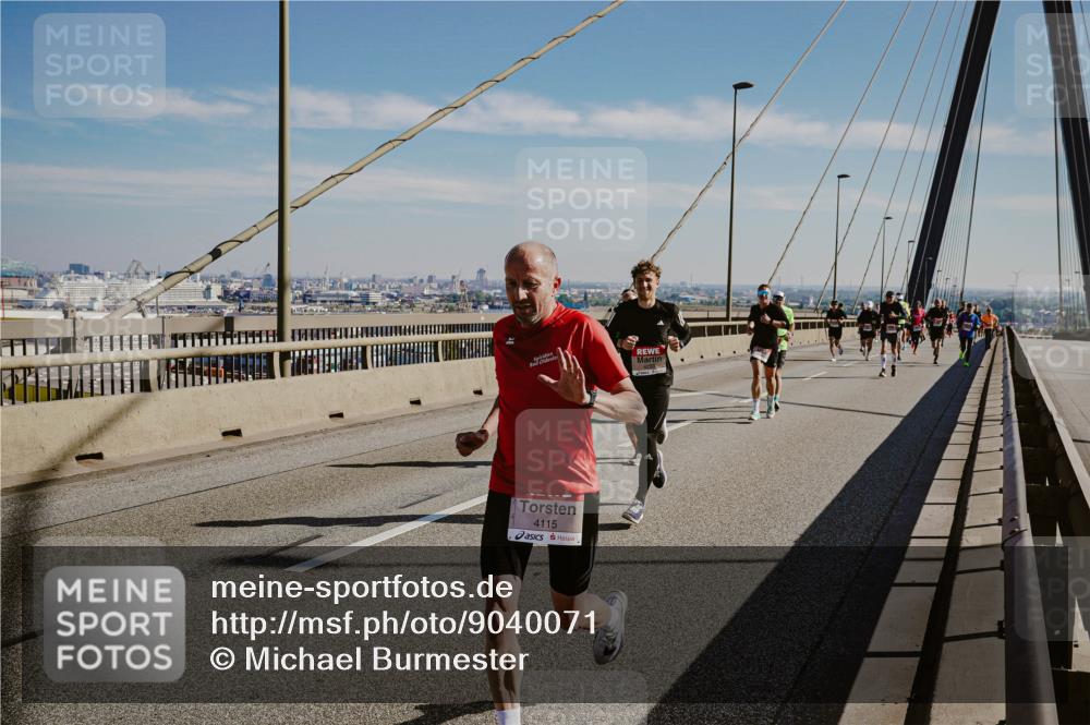 03.10.2025 - Köhlbrandbrückenlauf Michael Burmester http://msf.ph/oto/9040071 03.10.2025 12:20:52 Position 1 4115 meine-sportfotos.de
