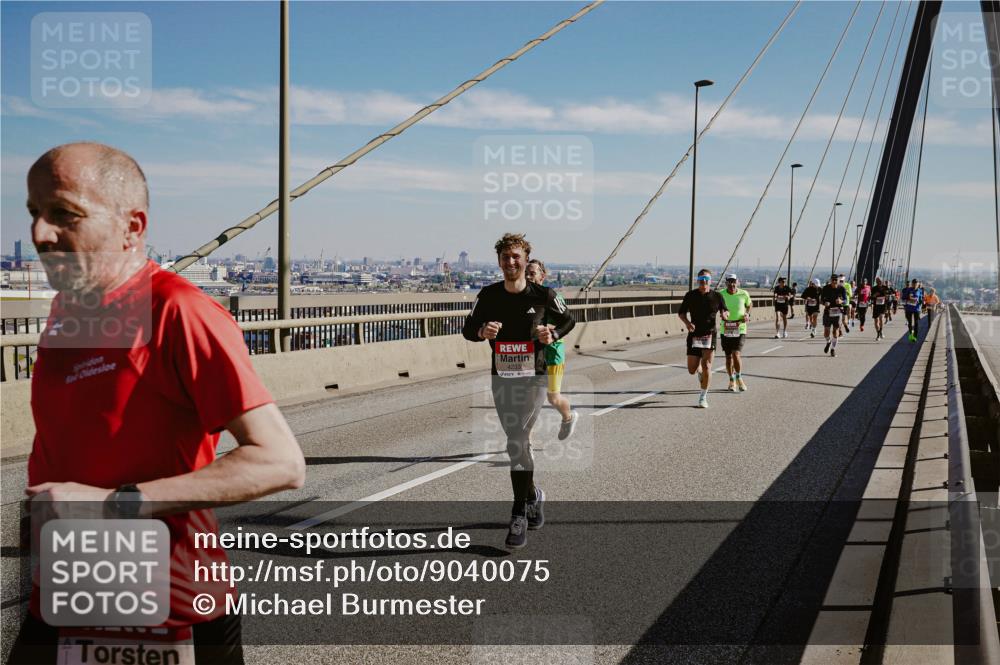 03.10.2025 - Köhlbrandbrückenlauf Michael Burmester http://msf.ph/oto/9040075 03.10.2025 12:20:53 Position 1 4233 meine-sportfotos.de