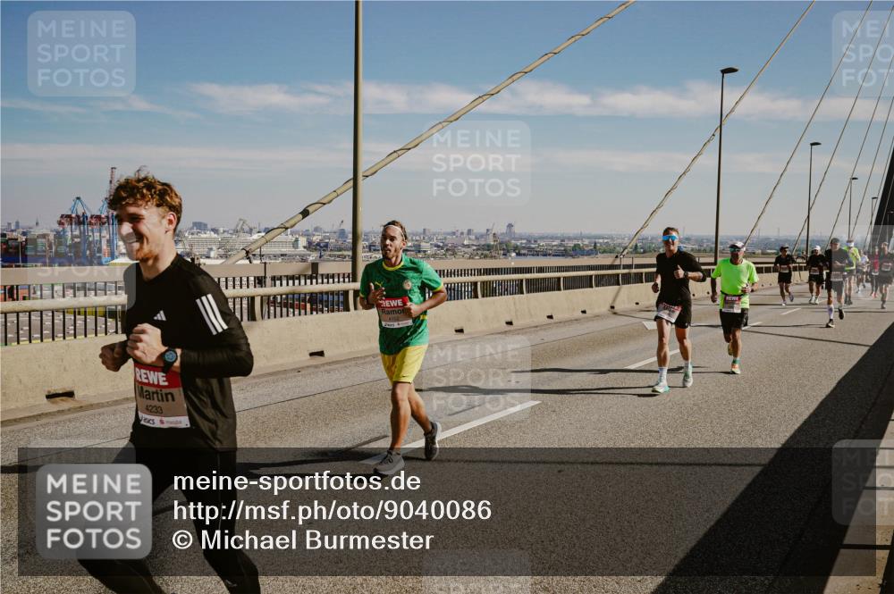 03.10.2025 - Köhlbrandbrückenlauf Michael Burmester http://msf.ph/oto/9040086 03.10.2025 12:20:54 Position 1 4233 meine-sportfotos.de