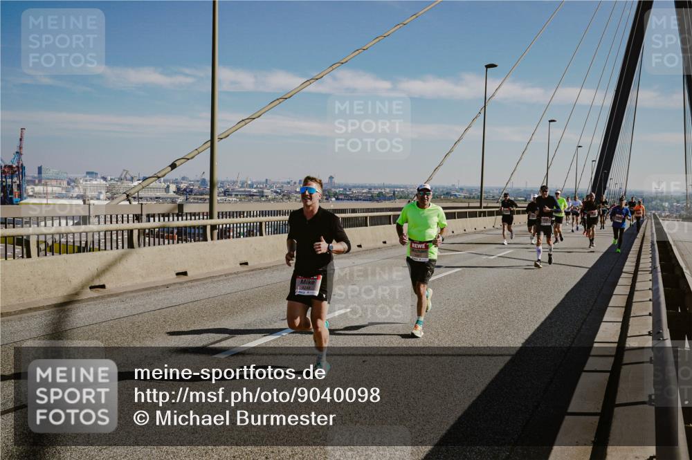 03.10.2025 - Köhlbrandbrückenlauf Michael Burmester http://msf.ph/oto/9040098 03.10.2025 12:20:55 Position 1  meine-sportfotos.de