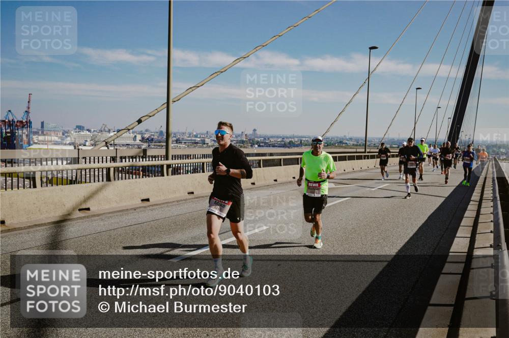 03.10.2025 - Köhlbrandbrückenlauf Michael Burmester http://msf.ph/oto/9040103 03.10.2025 12:20:55 Position 1  meine-sportfotos.de