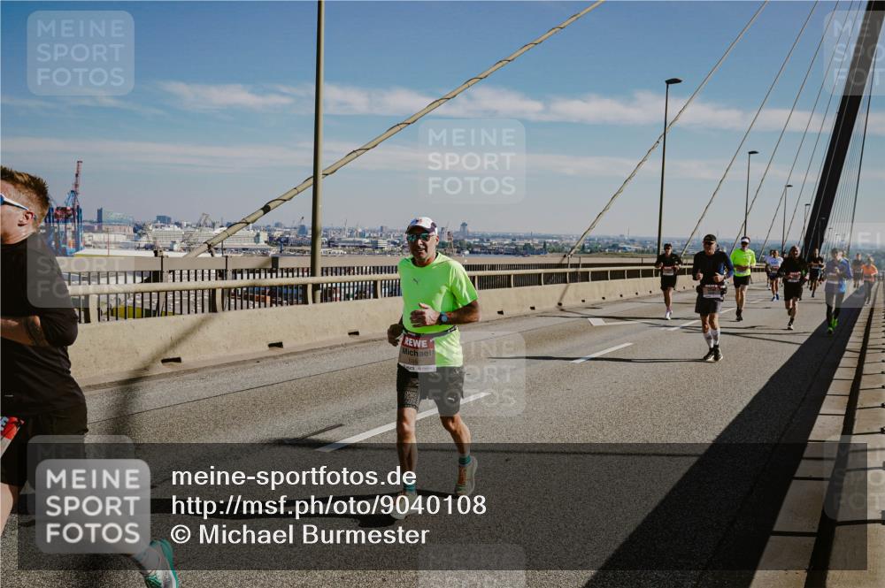 03.10.2025 - Köhlbrandbrückenlauf Michael Burmester http://msf.ph/oto/9040108 03.10.2025 12:20:56 Position 1  meine-sportfotos.de