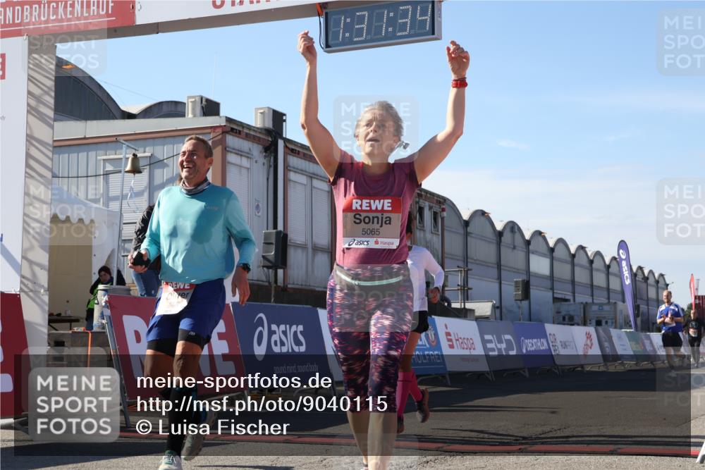 03.10.2025 - Köhlbrandbrückenlauf Luisa Fischer http://msf.ph/oto/9040115 03.10.2025 13:31:33 Ziel 5065, 5171, 5222, 5425, 5511, 5518, 5519, 5598, 6597 meine-sportfotos.de