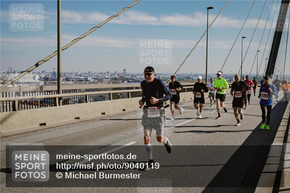 03.10.2025 - Köhlbrandbrückenlauf Michael Burmester http://msf.ph/oto/9040119 03.10.2025 12:20:58 Position 1 8, 88 meine-sportfotos.de
