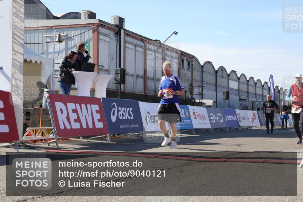 03.10.2025 - Köhlbrandbrückenlauf Luisa Fischer http://msf.ph/oto/9040121 03.10.2025 13:31:39 Ziel 5057, 5065, 5171, 5222, 5425, 6072, 6103, 6297 meine-sportfotos.de