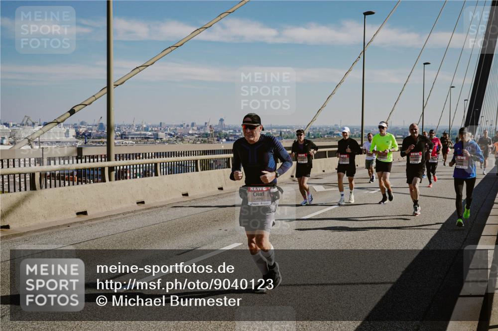03.10.2025 - Köhlbrandbrückenlauf Michael Burmester http://msf.ph/oto/9040123 03.10.2025 12:20:58 Position 1 6629 meine-sportfotos.de