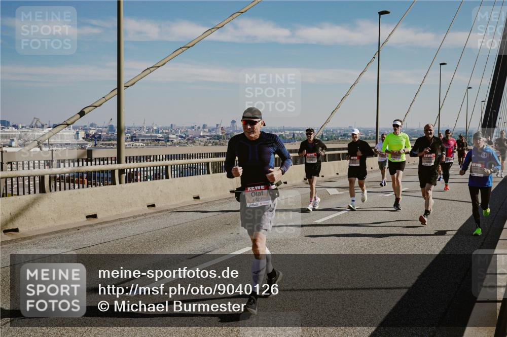 03.10.2025 - Köhlbrandbrückenlauf Michael Burmester http://msf.ph/oto/9040126 03.10.2025 12:20:58 Position 1 6629 meine-sportfotos.de