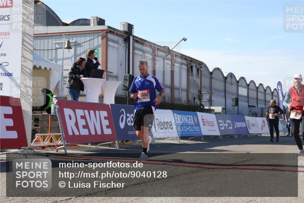 03.10.2025 - Köhlbrandbrückenlauf Luisa Fischer http://msf.ph/oto/9040128 03.10.2025 13:31:39 Ziel 5057, 5065, 5171, 5222, 5425, 6072, 6103, 6297 meine-sportfotos.de