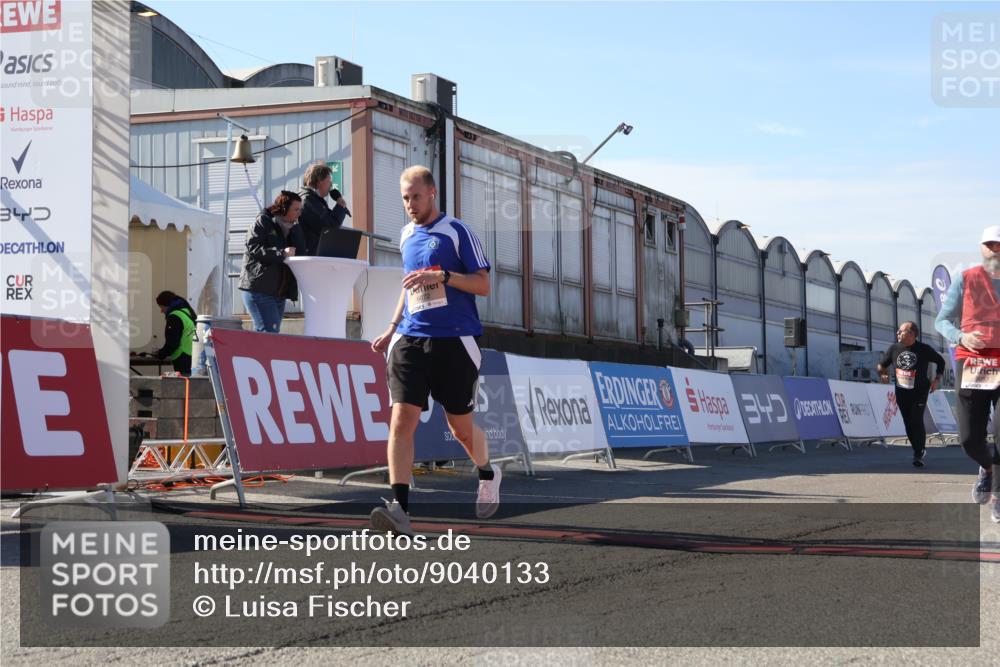 03.10.2025 - Köhlbrandbrückenlauf Luisa Fischer http://msf.ph/oto/9040133 03.10.2025 13:31:40 Ziel 5057, 5065, 5171, 5222, 6072, 6103, 6297 meine-sportfotos.de