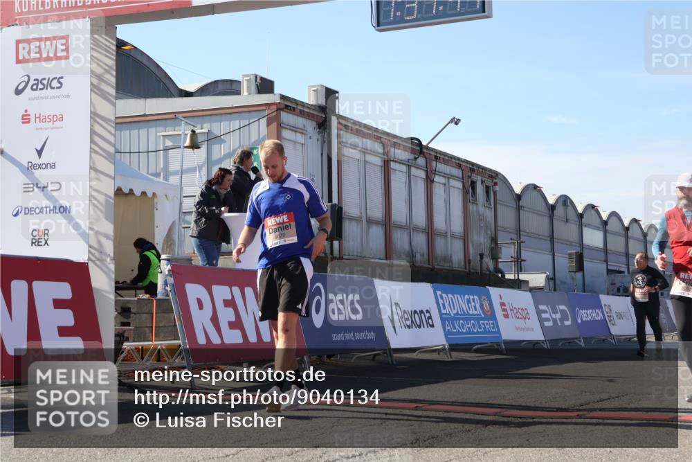03.10.2025 - Köhlbrandbrückenlauf Luisa Fischer http://msf.ph/oto/9040134 03.10.2025 13:31:40 Ziel 5057, 5065, 5171, 5222, 6072, 6103, 6297 meine-sportfotos.de