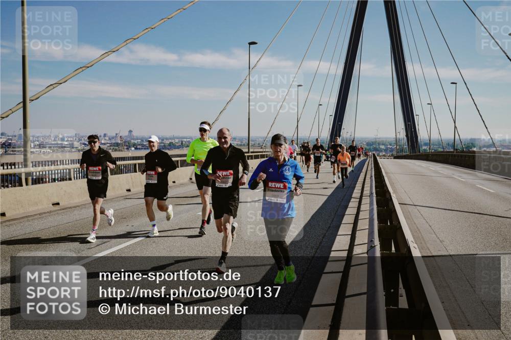 03.10.2025 - Köhlbrandbrückenlauf Michael Burmester http://msf.ph/oto/9040137 03.10.2025 12:20:59 Position 1 1, 5669 meine-sportfotos.de