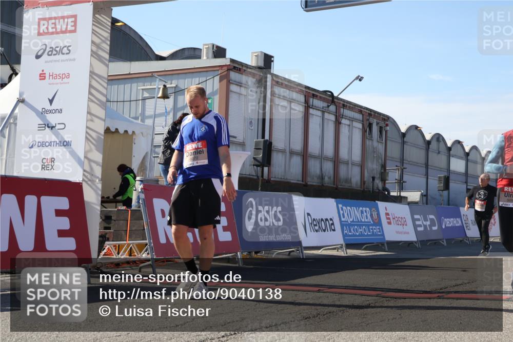 03.10.2025 - Köhlbrandbrückenlauf Luisa Fischer http://msf.ph/oto/9040138 03.10.2025 13:31:40 Ziel 5057, 5065, 5171, 5222, 6072, 6103, 6297 meine-sportfotos.de