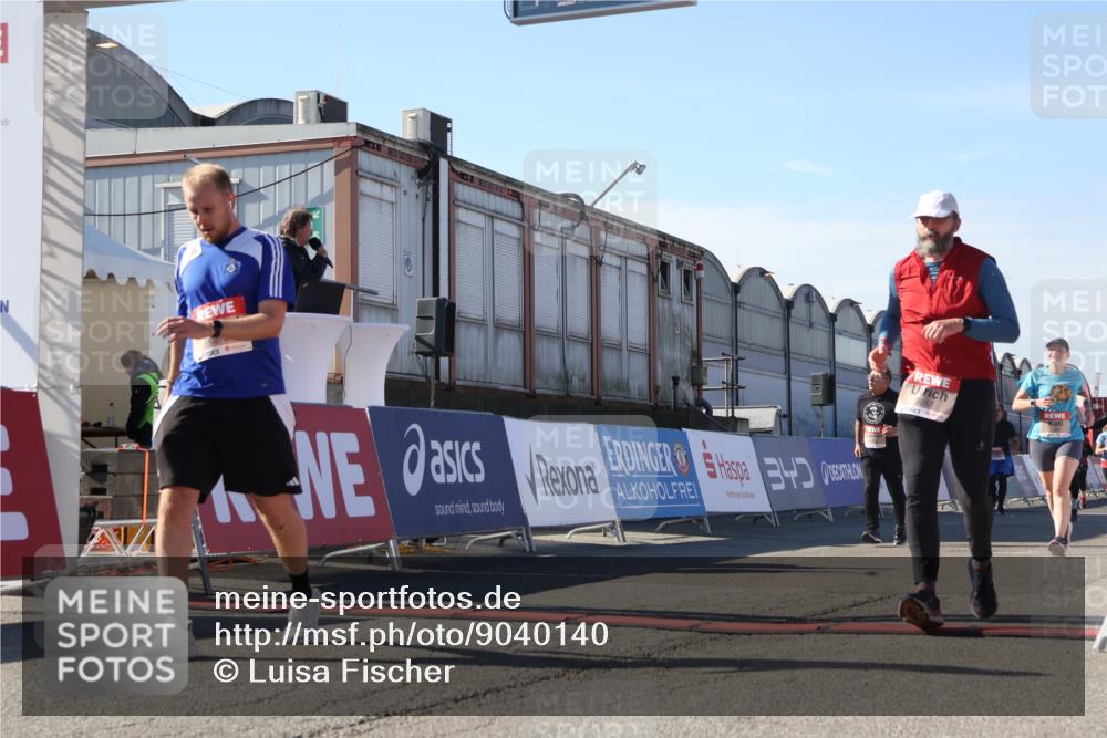 03.10.2025 - Köhlbrandbrückenlauf Luisa Fischer http://msf.ph/oto/9040140 03.10.2025 13:31:41 Ziel 5057, 5065, 5171, 5222, 6072, 6103, 6297 meine-sportfotos.de