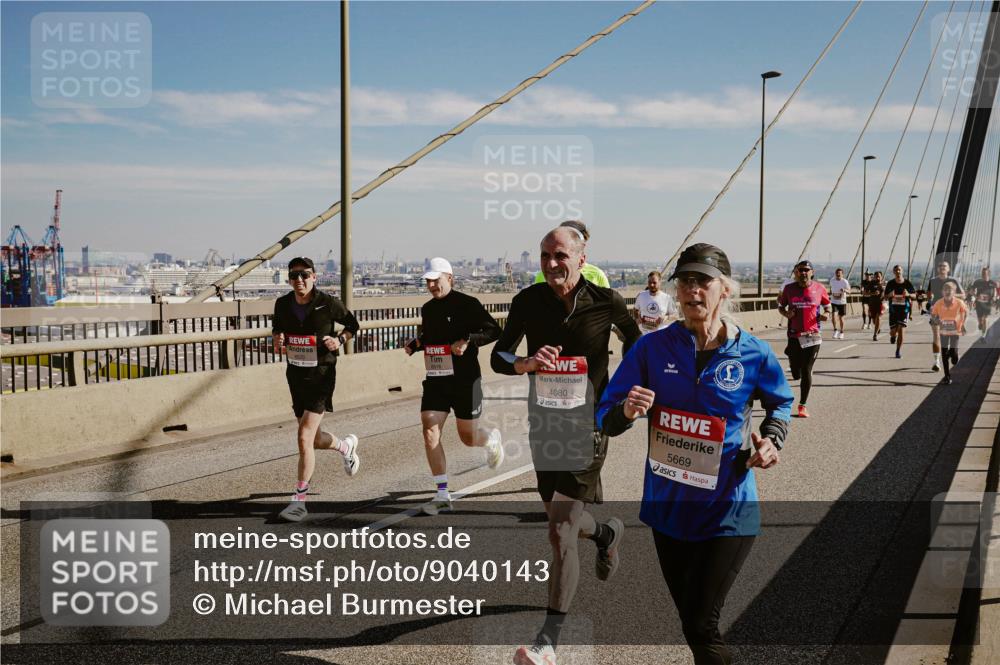 03.10.2025 - Köhlbrandbrückenlauf Michael Burmester http://msf.ph/oto/9040143 03.10.2025 12:21:00 Position 1 6520, 4080, 5669 meine-sportfotos.de