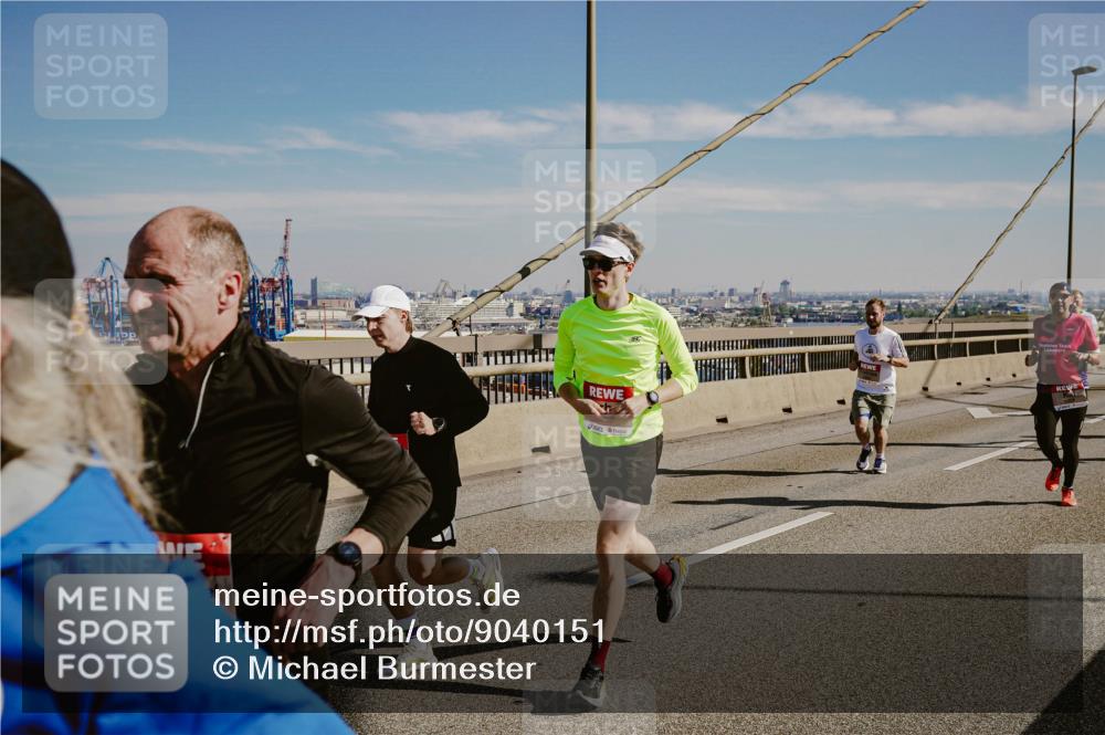 03.10.2025 - Köhlbrandbrückenlauf Michael Burmester http://msf.ph/oto/9040151 03.10.2025 12:21:01 Position 1  meine-sportfotos.de
