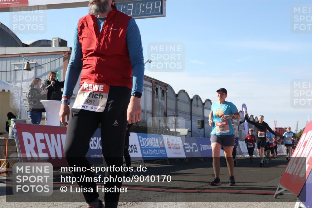 03.10.2025 - Köhlbrandbrückenlauf Luisa Fischer http://msf.ph/oto/9040170 03.10.2025 13:31:43 Ziel 4415, 4416, 5057, 5171, 6072, 6103, 6297, 6452 meine-sportfotos.de