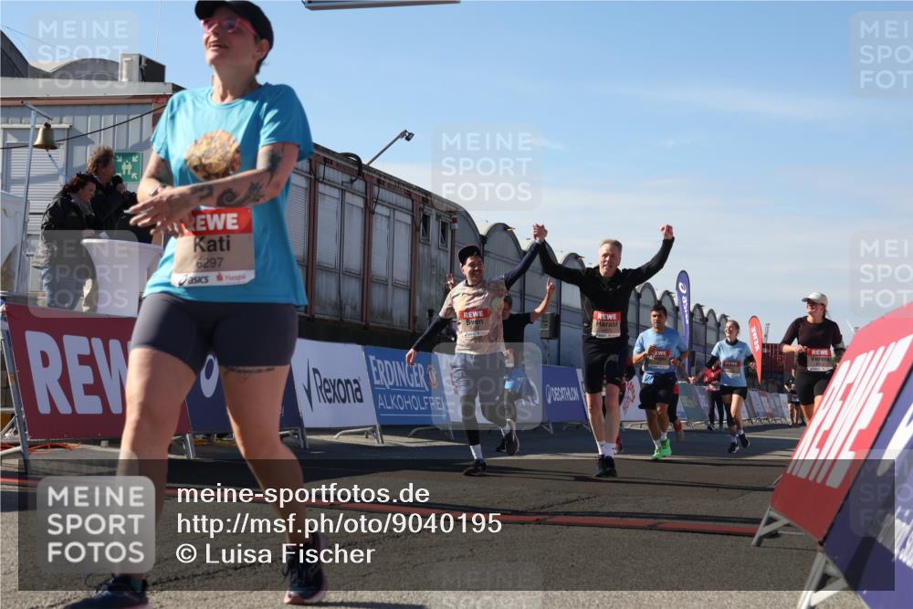 03.10.2025 - Köhlbrandbrückenlauf Luisa Fischer http://msf.ph/oto/9040195 03.10.2025 13:31:46 Ziel 4415, 4416, 4935, 5057, 5267, 5463, 5817, 6072, 6103, 6297, 6452, 6736 meine-sportfotos.de