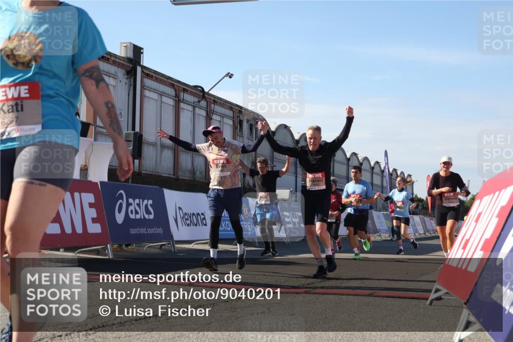 03.10.2025 - Köhlbrandbrückenlauf Luisa Fischer http://msf.ph/oto/9040201 03.10.2025 13:31:47 Ziel 4415, 4416, 4935, 5057, 5267, 5463, 5817, 6072, 6103, 6297, 6452, 6736 meine-sportfotos.de