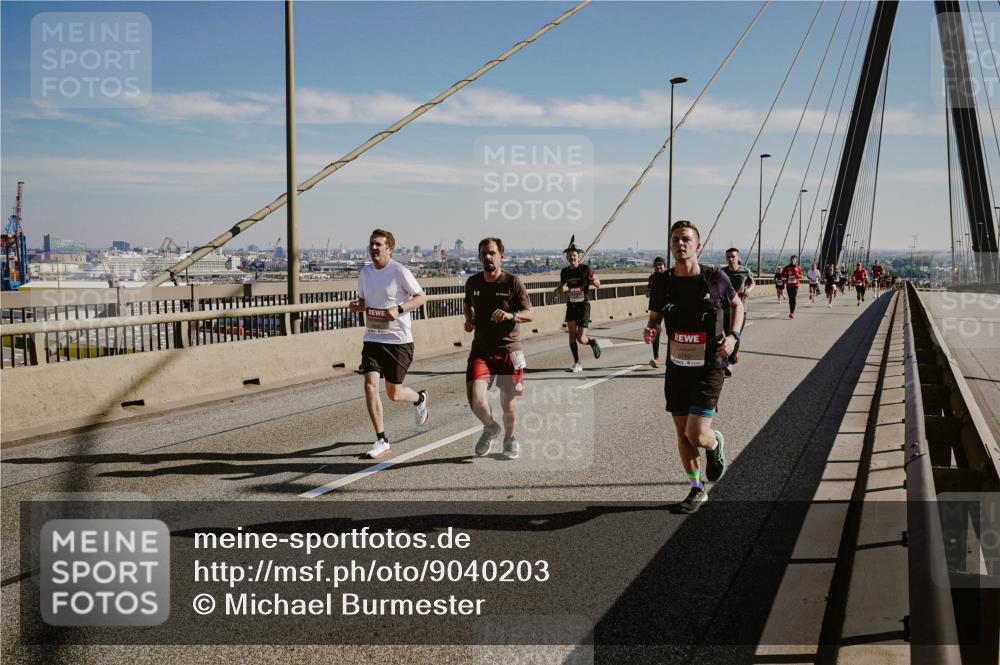 03.10.2025 - Köhlbrandbrückenlauf Michael Burmester http://msf.ph/oto/9040203 03.10.2025 12:21:06 Position 1  meine-sportfotos.de