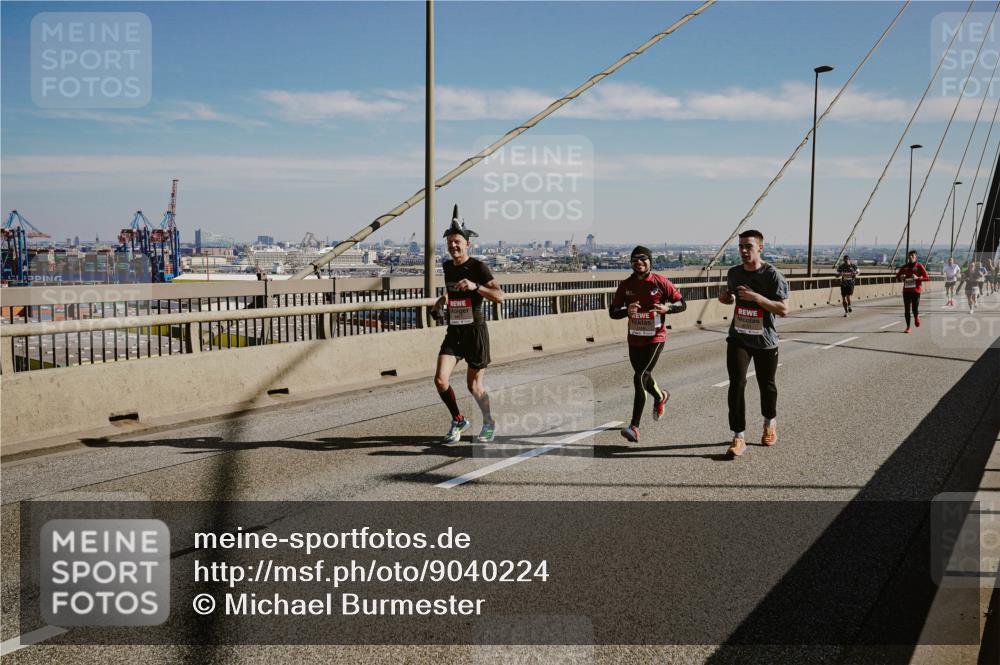 03.10.2025 - Köhlbrandbrückenlauf Michael Burmester http://msf.ph/oto/9040224 03.10.2025 12:21:08 Position 1  meine-sportfotos.de