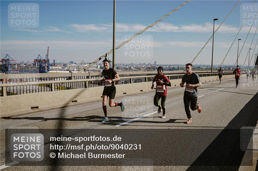 03.10.2025 - Köhlbrandbrückenlauf Michael Burmester http://msf.ph/oto/9040231 03.10.2025 12:21:08 Position 1  meine-sportfotos.de