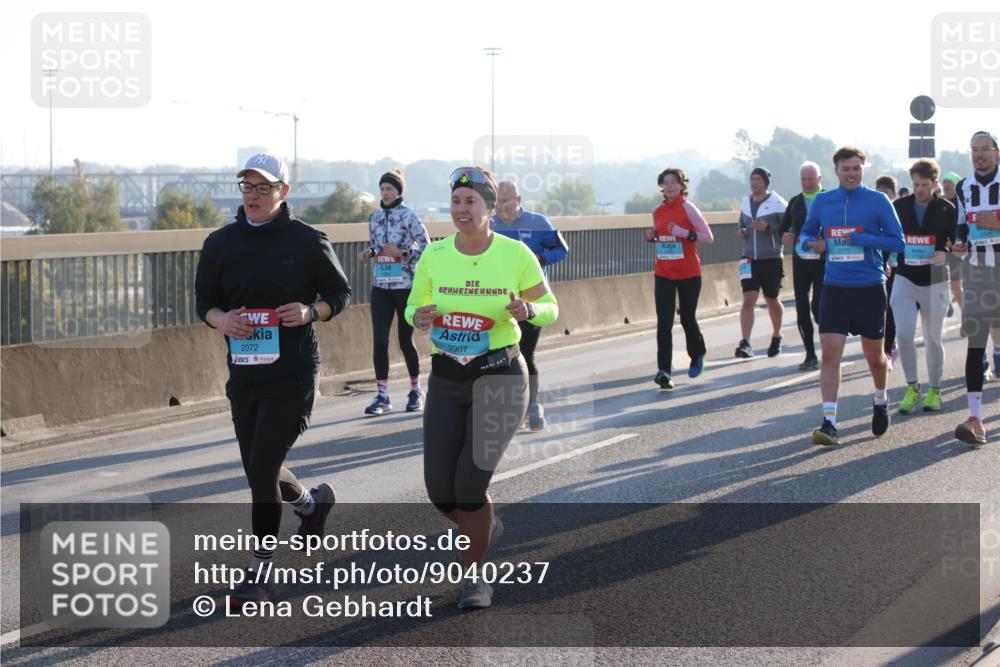 03.10.2025 - Köhlbrandbrückenlauf Lena Gebhardt http://msf.ph/oto/9040237 03.10.2025 09:25:03 Position 1 2072, 2907, 2770, 2765 meine-sportfotos.de
