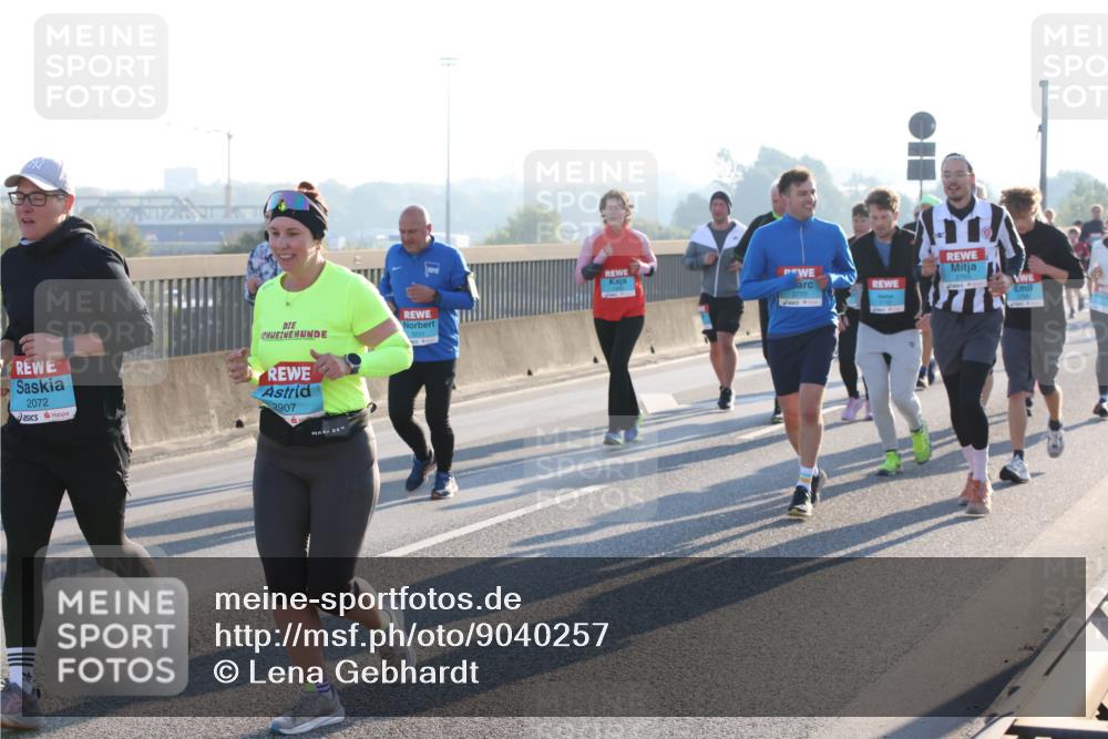 03.10.2025 - Köhlbrandbrückenlauf Lena Gebhardt http://msf.ph/oto/9040257 03.10.2025 09:25:03 Position 1 3231, 2072, 2907, 1 meine-sportfotos.de