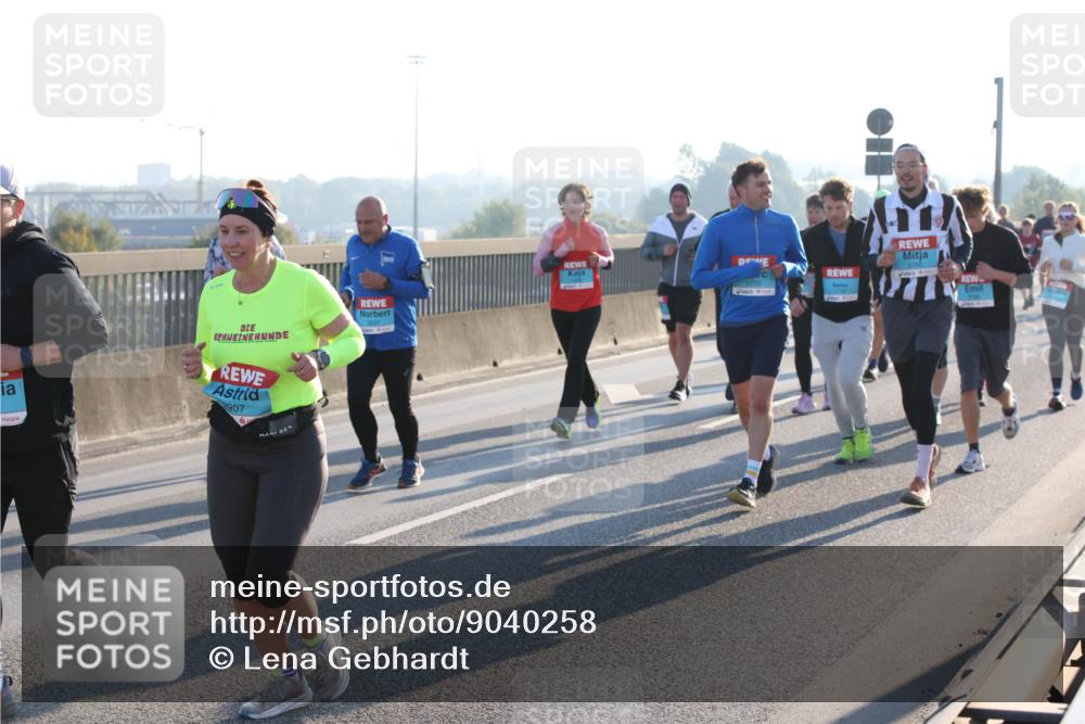 03.10.2025 - Köhlbrandbrückenlauf Lena Gebhardt http://msf.ph/oto/9040258 03.10.2025 09:25:04 Position 1 2907, 3231, 2765, 2770 meine-sportfotos.de