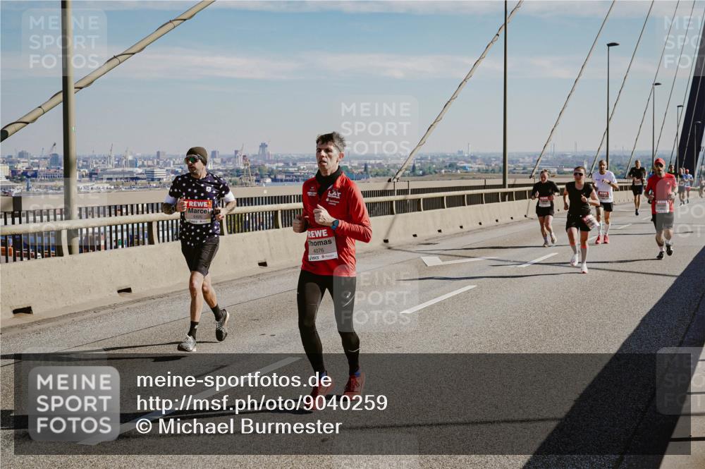 03.10.2025 - Köhlbrandbrückenlauf Michael Burmester http://msf.ph/oto/9040259 03.10.2025 12:21:13 Position 1 4076 meine-sportfotos.de