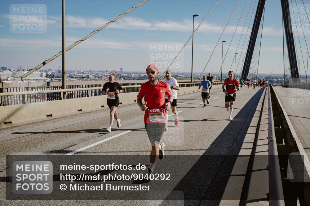 03.10.2025 - Köhlbrandbrückenlauf Michael Burmester http://msf.ph/oto/9040292 03.10.2025 12:21:17 Position 1 6611 meine-sportfotos.de