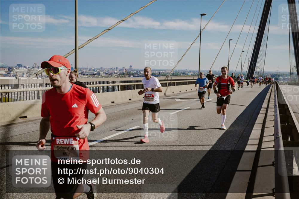 03.10.2025 - Köhlbrandbrückenlauf Michael Burmester http://msf.ph/oto/9040304 03.10.2025 12:21:18 Position 1 6611 meine-sportfotos.de