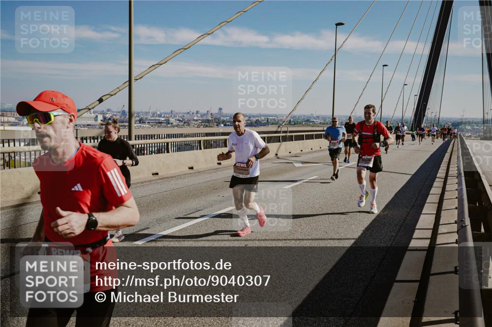 03.10.2025 - Köhlbrandbrückenlauf Michael Burmester http://msf.ph/oto/9040307 03.10.2025 12:21:18 Position 1 6611 meine-sportfotos.de