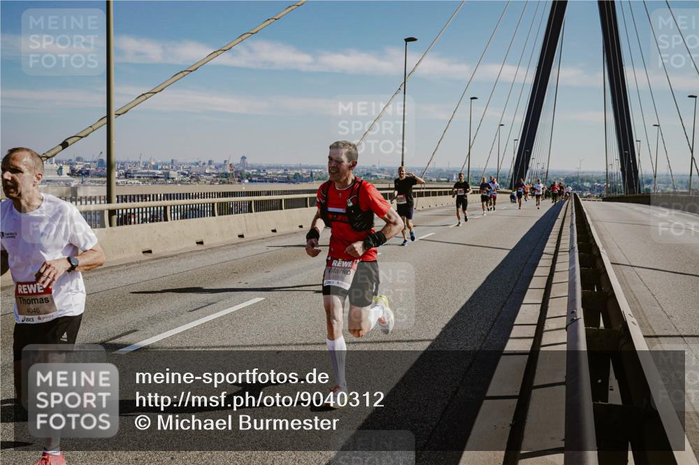 03.10.2025 - Köhlbrandbrückenlauf Michael Burmester http://msf.ph/oto/9040312 03.10.2025 12:21:19 Position 1 4046 meine-sportfotos.de