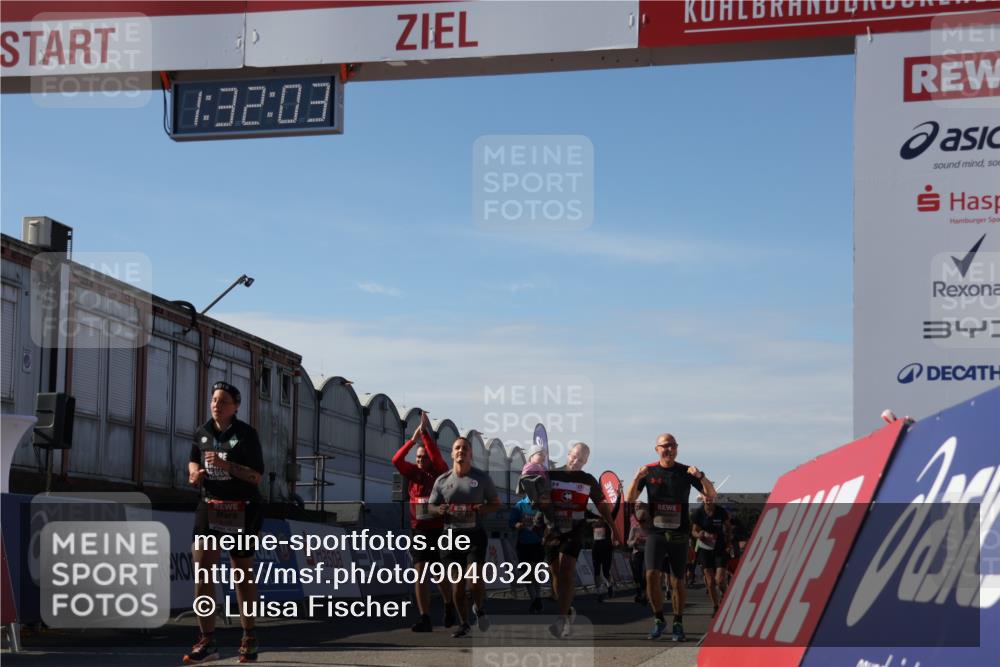 03.10.2025 - Köhlbrandbrückenlauf Luisa Fischer http://msf.ph/oto/9040326 03.10.2025 13:32:02 Ziel 4443, 4842, 4902, 5155, 5246, 5247, 5248, 5267, 6076, 6126, 6460, 6736 meine-sportfotos.de