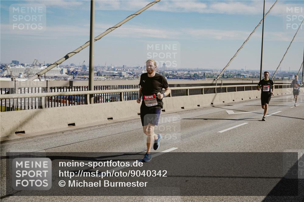 03.10.2025 - Köhlbrandbrückenlauf Michael Burmester http://msf.ph/oto/9040342 03.10.2025 12:21:21 Position 1  meine-sportfotos.de