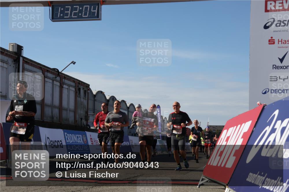 03.10.2025 - Köhlbrandbrückenlauf Luisa Fischer http://msf.ph/oto/9040343 03.10.2025 13:32:03 Ziel 4443, 4842, 4902, 5155, 5246, 5247, 5248, 6076, 6126, 6146, 6460 meine-sportfotos.de