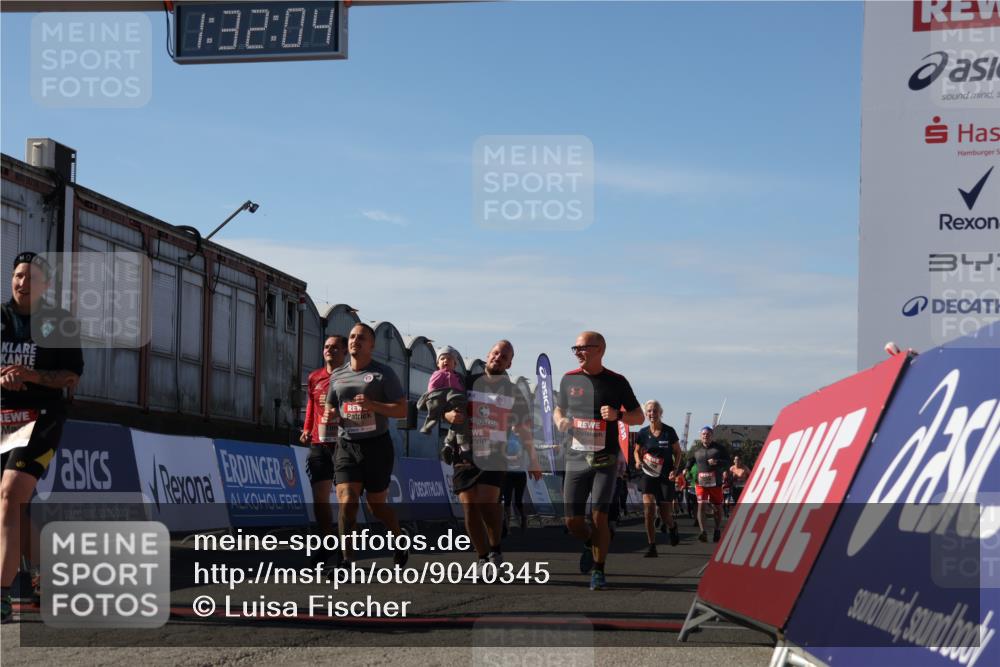 03.10.2025 - Köhlbrandbrückenlauf Luisa Fischer http://msf.ph/oto/9040345 03.10.2025 13:32:03 Ziel 4443, 4842, 4902, 5155, 5246, 5247, 5248, 6076, 6126, 6146, 6460 meine-sportfotos.de