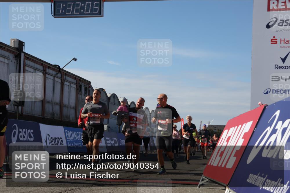 03.10.2025 - Köhlbrandbrückenlauf Luisa Fischer http://msf.ph/oto/9040354 03.10.2025 13:32:03 Ziel 4443, 4842, 4902, 5155, 5246, 5247, 5248, 6076, 6126, 6146, 6460 meine-sportfotos.de