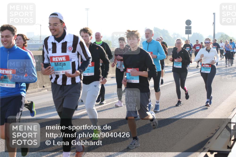 03.10.2025 - Köhlbrandbrückenlauf Lena Gebhardt http://msf.ph/oto/9040426 03.10.2025 09:25:06 Position 1 2770, 2765, 3732, 2768, 5, 2218, 2217 meine-sportfotos.de