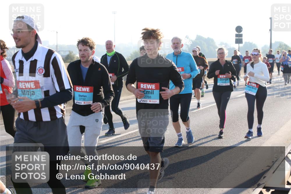03.10.2025 - Köhlbrandbrückenlauf Lena Gebhardt http://msf.ph/oto/9040437 03.10.2025 09:25:06 Position 1 35, 3732, 2768, 2218, 2217 meine-sportfotos.de