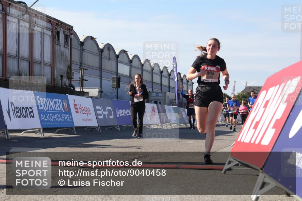 03.10.2025 - Köhlbrandbrückenlauf Luisa Fischer http://msf.ph/oto/9040458 03.10.2025 13:32:18 Ziel 4485, 4578, 4985, 5155, 5238, 5354, 5820, 5921, 5922, 5923, 6146, 6287, 6304 meine-sportfotos.de