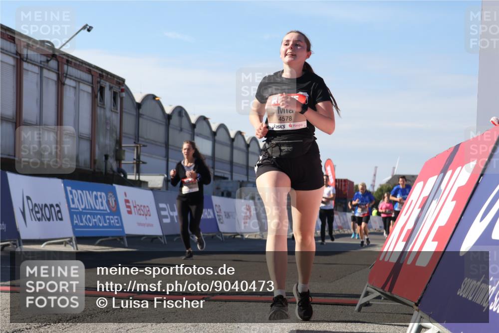03.10.2025 - Köhlbrandbrückenlauf Luisa Fischer http://msf.ph/oto/9040473 03.10.2025 13:32:19 Ziel 4485, 4578, 4985, 5238, 5354, 5820, 5921, 5922, 5923, 6146, 6287, 6304 meine-sportfotos.de