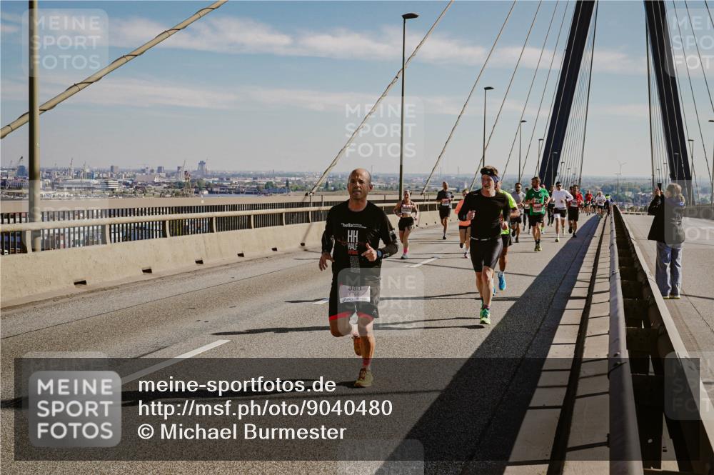 03.10.2025 - Köhlbrandbrückenlauf Michael Burmester http://msf.ph/oto/9040480 03.10.2025 12:21:34 Position 1 6266 meine-sportfotos.de