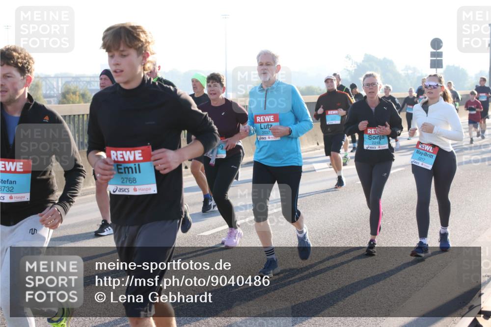 03.10.2025 - Köhlbrandbrückenlauf Lena Gebhardt http://msf.ph/oto/9040486 03.10.2025 09:25:07 Position 1 3732, 2768, 2037, 2218, 2217 meine-sportfotos.de