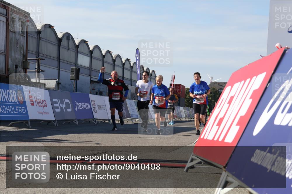 03.10.2025 - Köhlbrandbrückenlauf Luisa Fischer http://msf.ph/oto/9040498 03.10.2025 13:32:22 Ziel 4485, 4578, 4966, 4985, 5354, 5357, 5820, 5891, 5892, 6287, 6304 meine-sportfotos.de