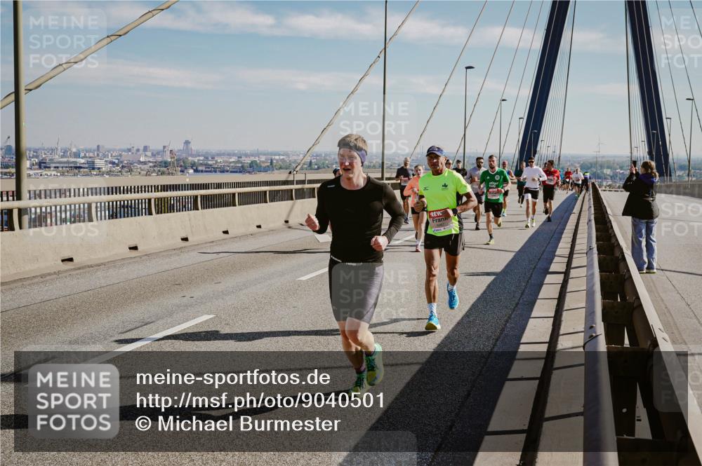 03.10.2025 - Köhlbrandbrückenlauf Michael Burmester http://msf.ph/oto/9040501 03.10.2025 12:21:35 Position 1  meine-sportfotos.de